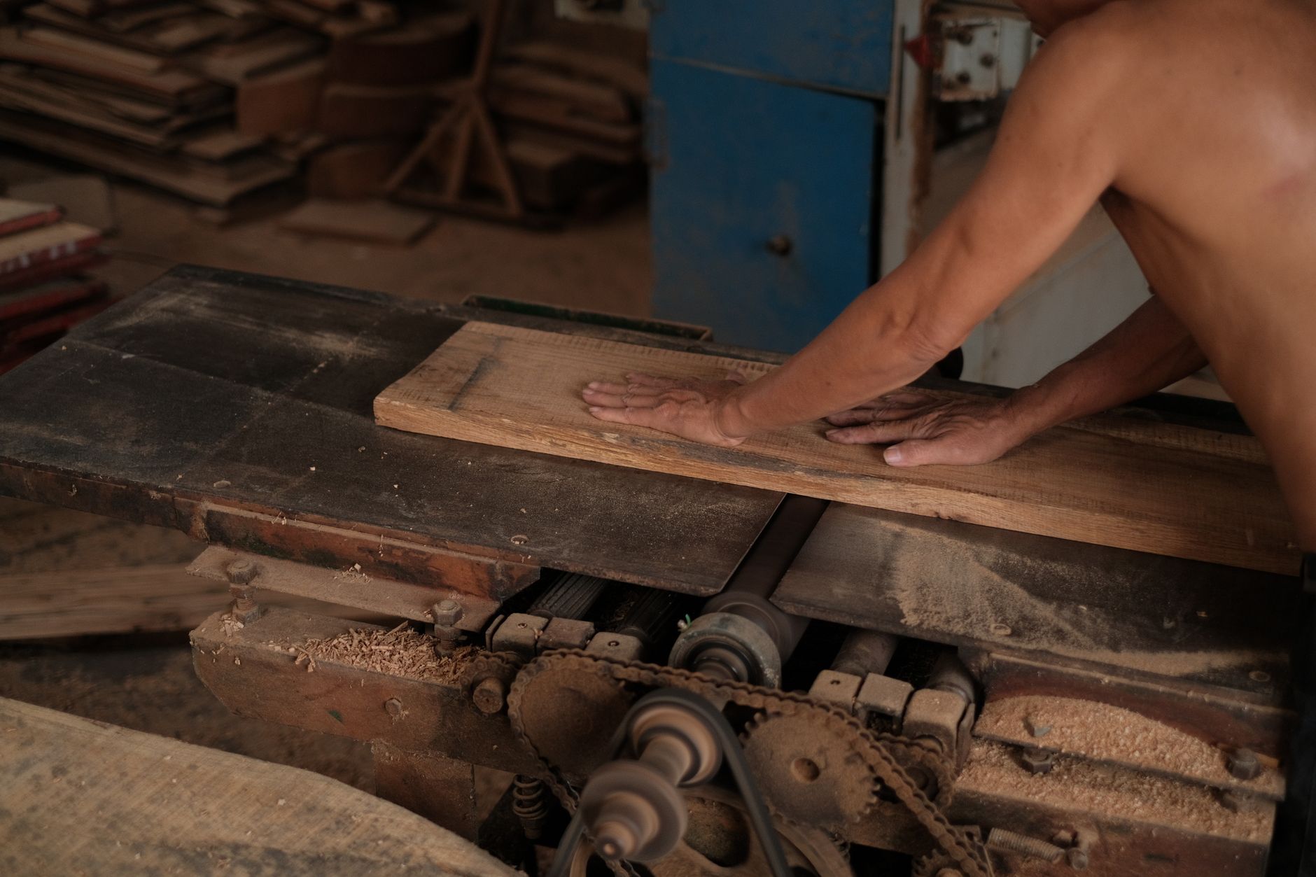 Handwerker an einer Holzbearbeitungsmaschine in der Werkstatt.