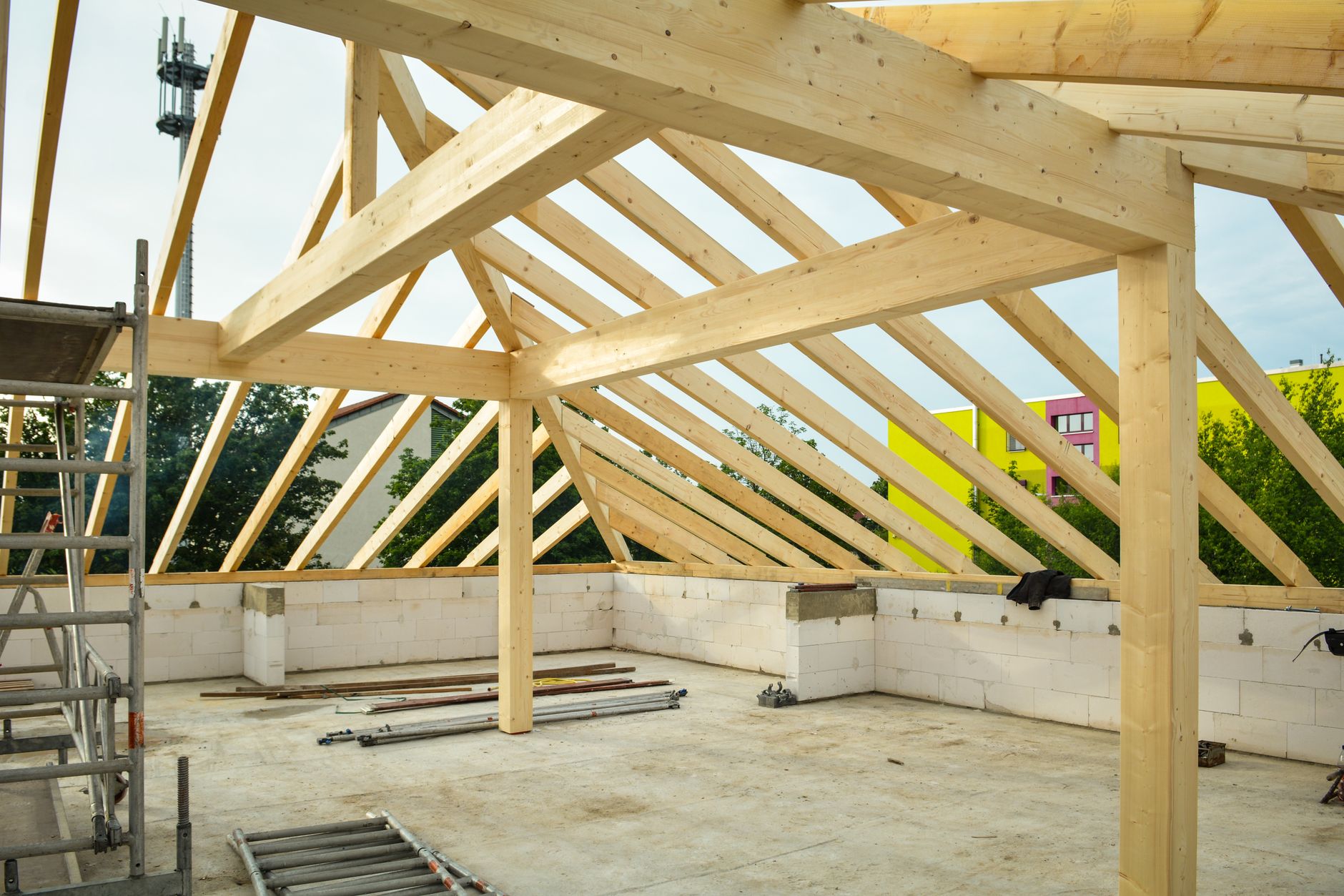 Dachstuhl in Holzbauweise, im Rohbau unter freiem Himmel.