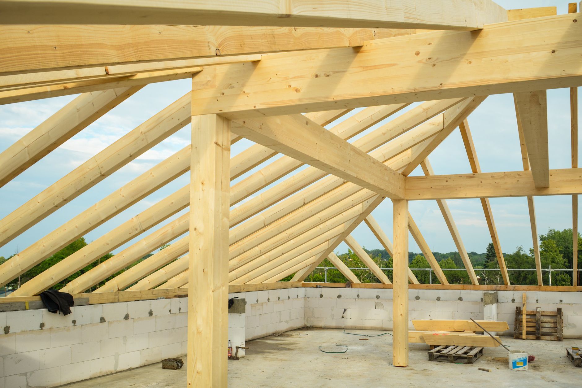 Sichtbare Holzkonstruktion eines Daches, schwere Holzbalken im Verband.